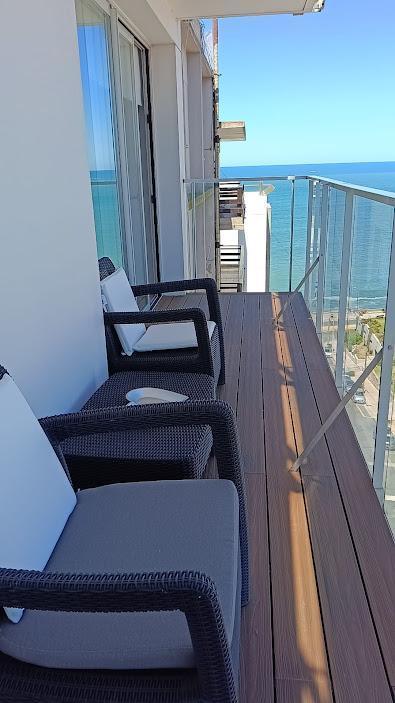 Venta departamento de cuatro ambientes con cochera y vista al mar en zona Playa Chica