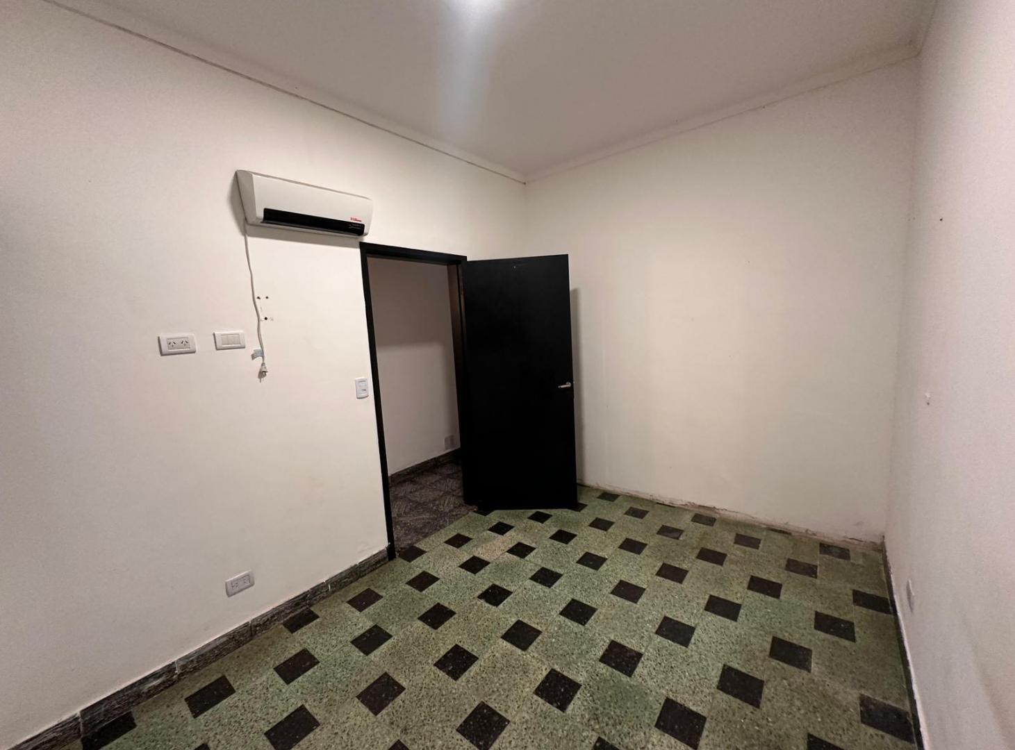 Foto de Venta | Casa 4 ambientes con jardín y garage/quincho en zona, imagen 5