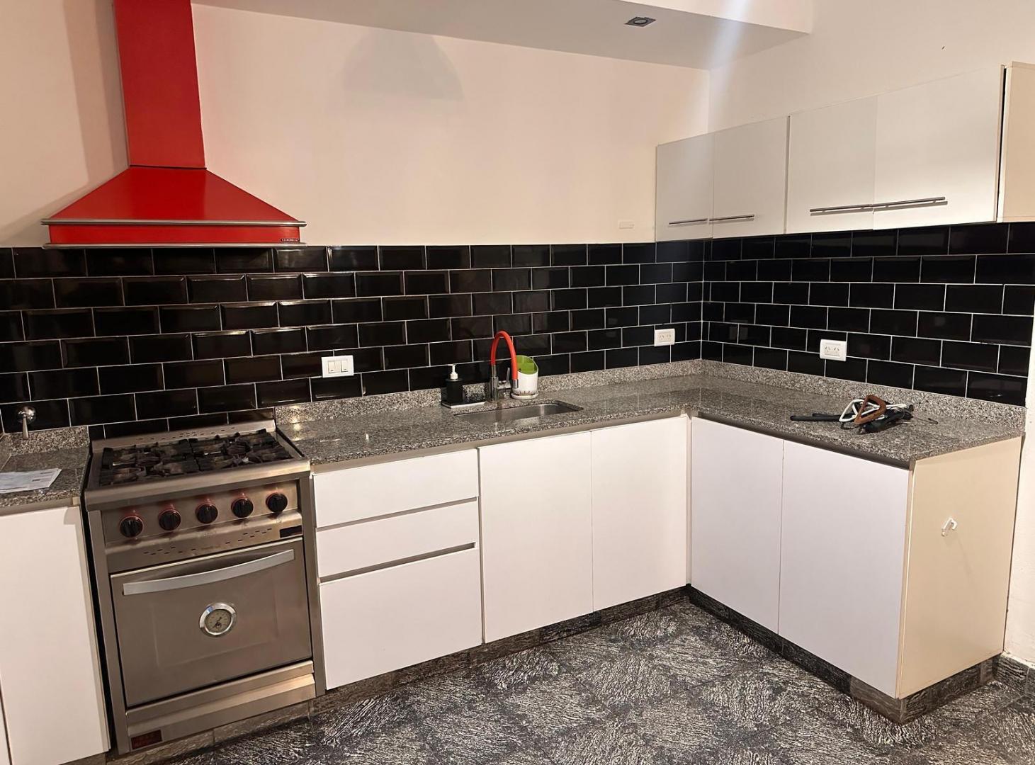Foto de Venta | Casa 4 ambientes con jardín y garage/quincho en zona, imagen 2