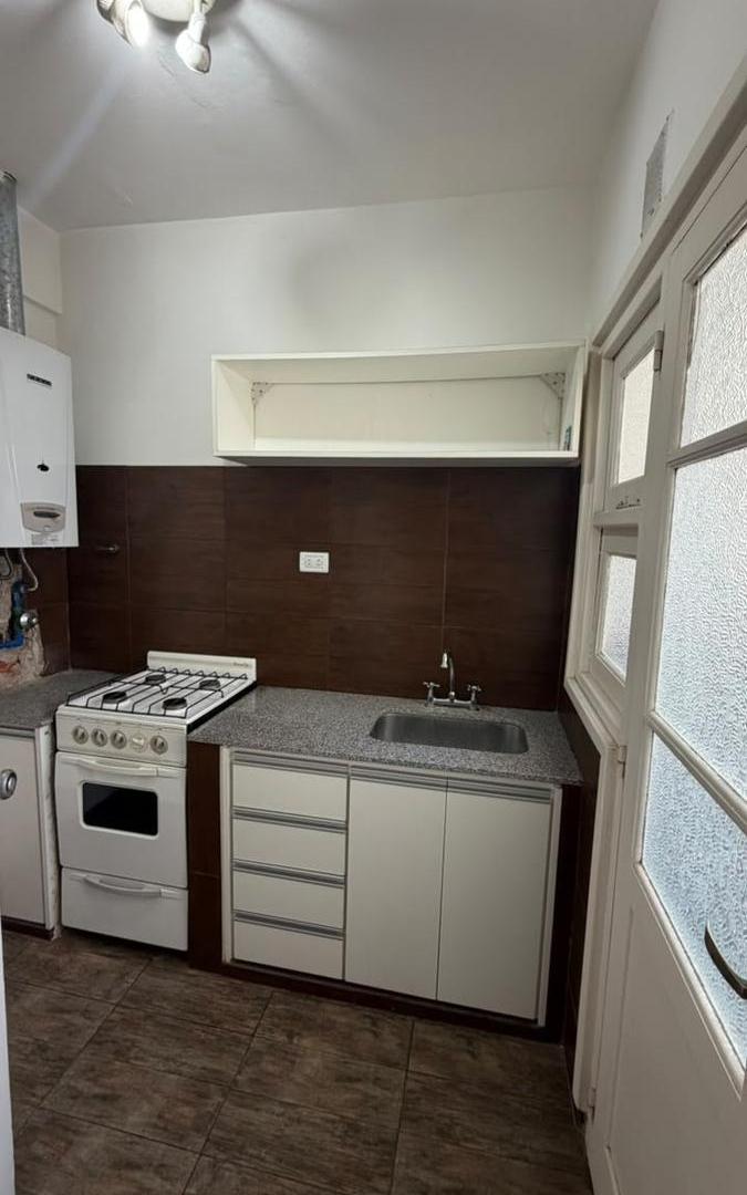 Foto de Alquiler departamento 2 ambientes al lateral abierto zona Centro, imagen 3