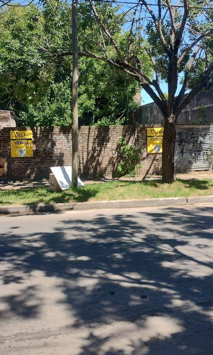 LOTE CON CASA A RECICLAR, MORENO