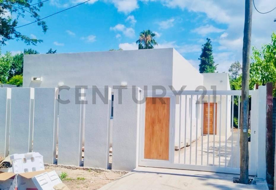21a  entre 450 y 451. Venta de casa tres dormitorios, City Bell.