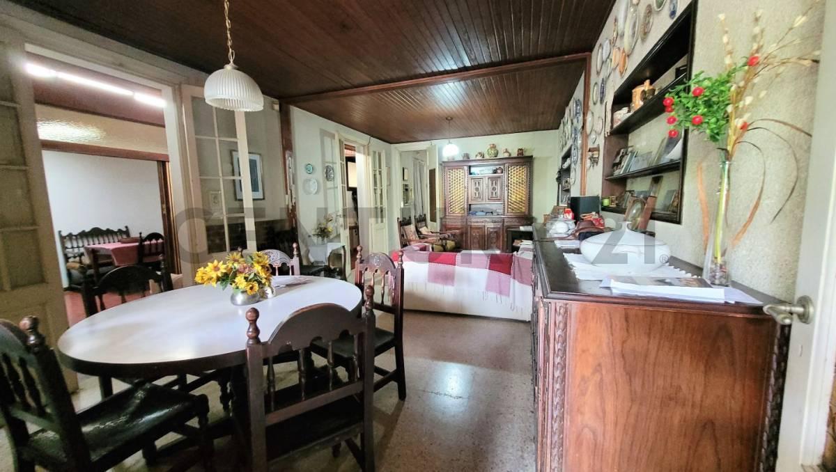 1 entre 55 y 56. Venta de Casa 5 ambientes, La Plata.-