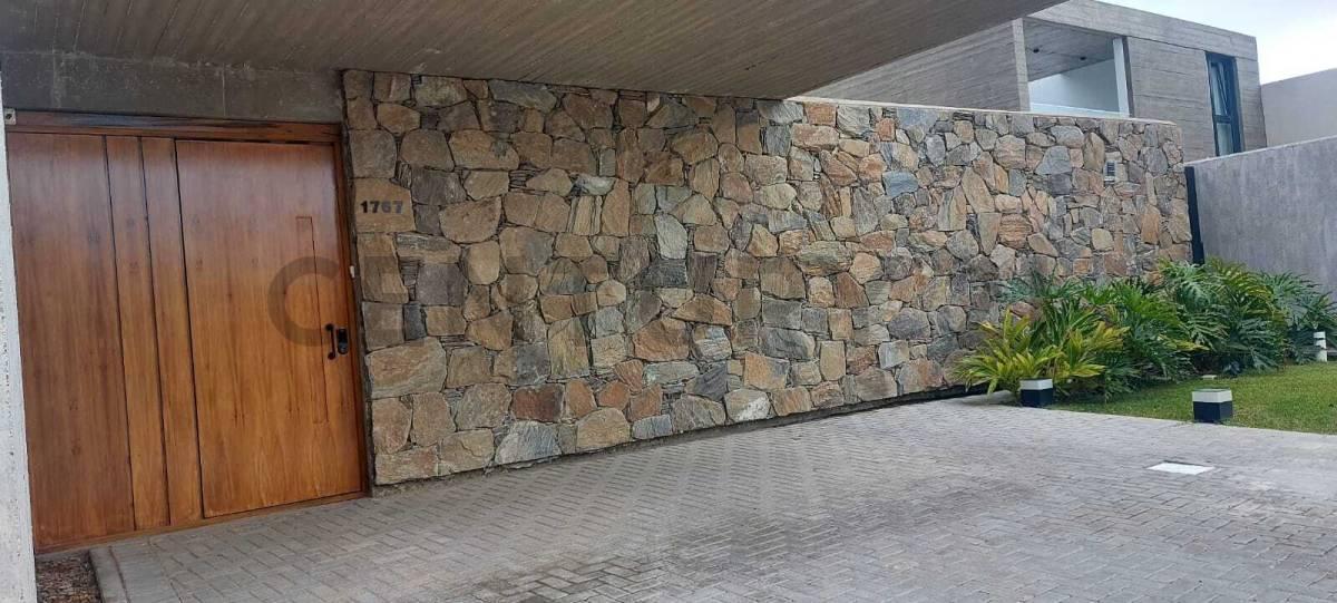 457 Entre 11 y 13 Quimilar. Casa de 2 Dorm. en Venta 1