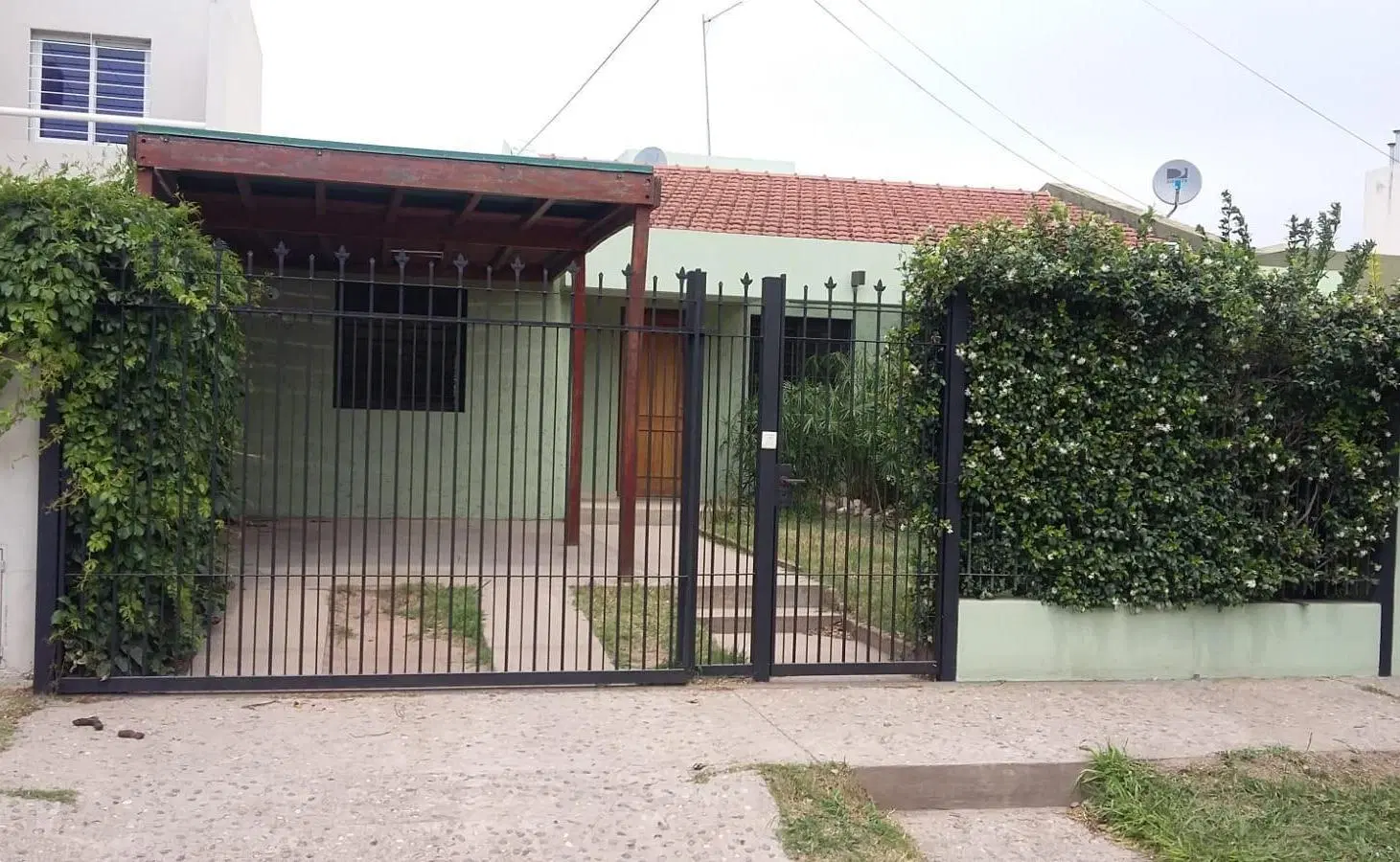 CASA 2 DORMITORIOS EN ALQUILER NUEVO POETA LUGONES 2