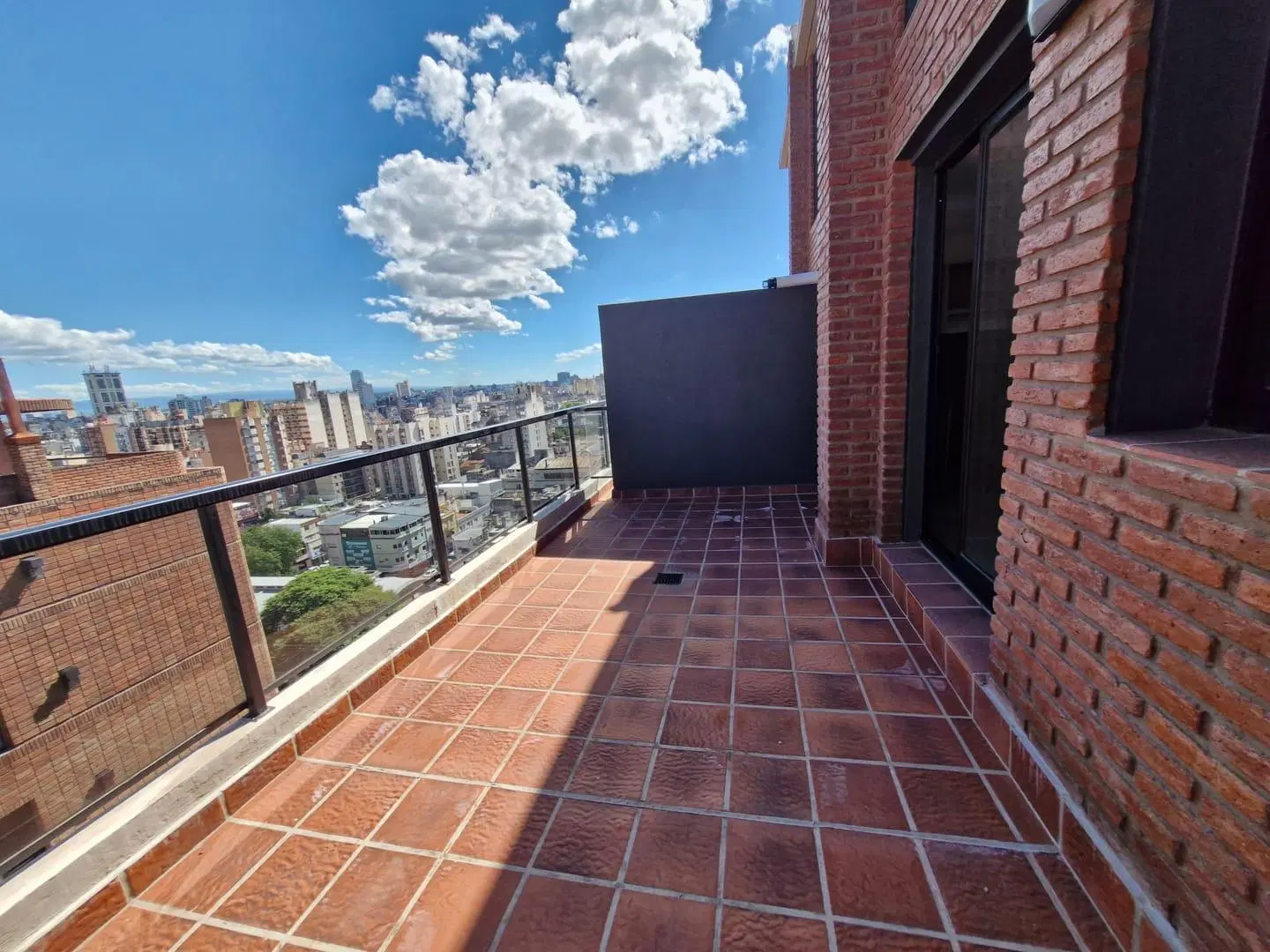 Ituzaingó 400 esquina Bv Illia Dúplex 2 dormitorios 2 baños terraza con asador frente 5