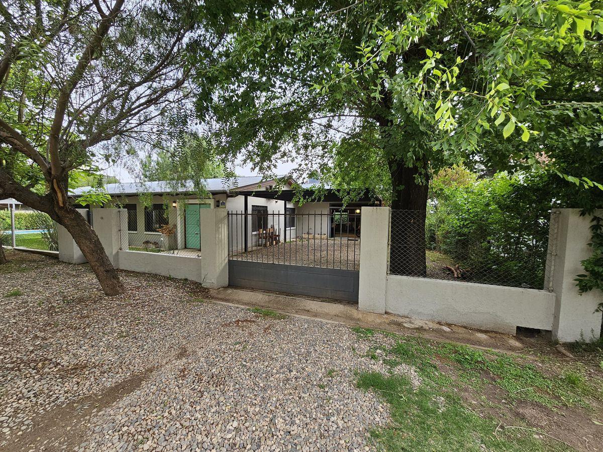 Casa en Venta con Gran Ubicación y Pileta de Natación