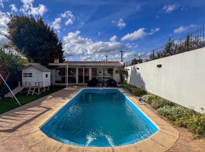 VENTA CASA RECICLADA CON PILETA CLIMATIZADA 2