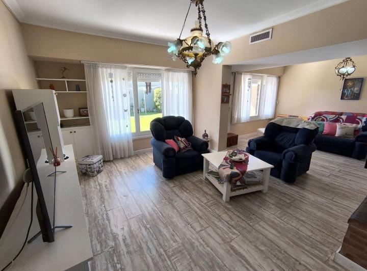 Venta Casa 5 ambientes 2 locales depto y pileta 3