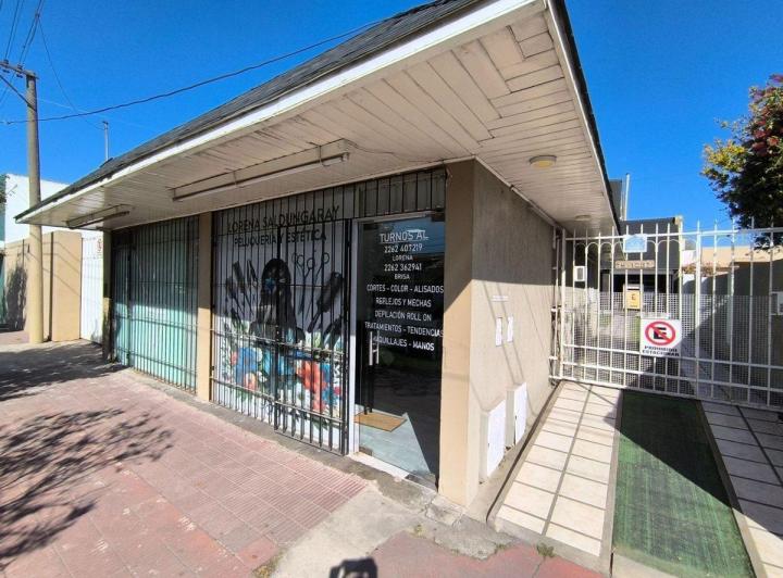 Venta Casa 5 ambientes 2 locales depto y pileta 2