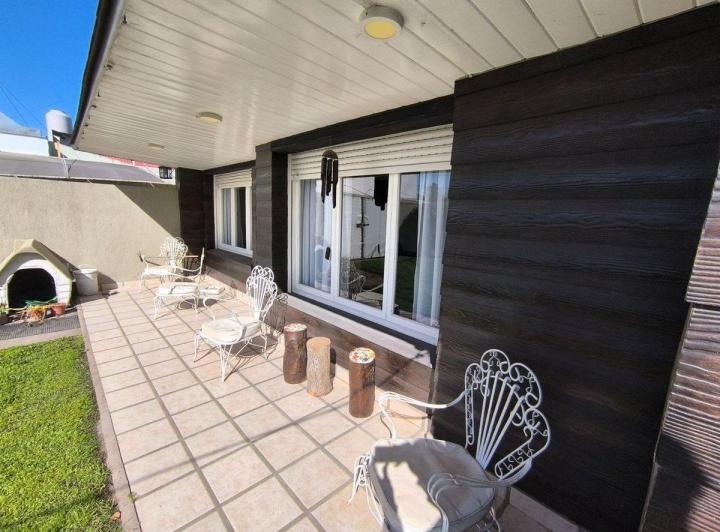 Venta Casa 5 ambientes 2 locales depto y pileta 1