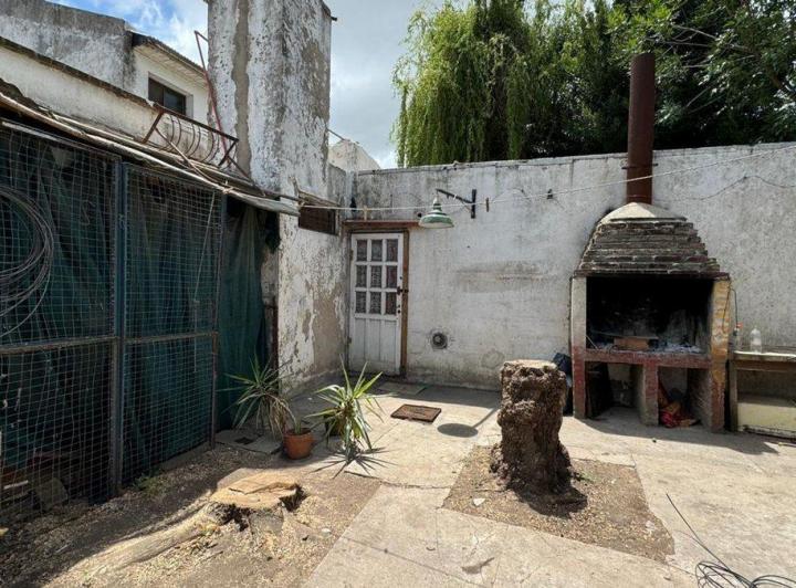 Venta Local con cochera sobre Av. 98 Necochea 4