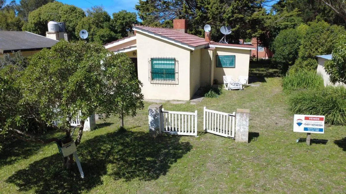 VENTA CASA 4 AMBIENTES  4 cuadras del Mar Permuta 4