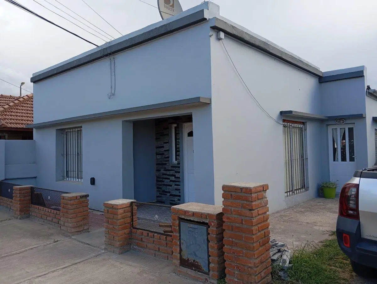 CASA EN VENTA 4 AMBIENTES CON GARAGE EN BALCARCE 2