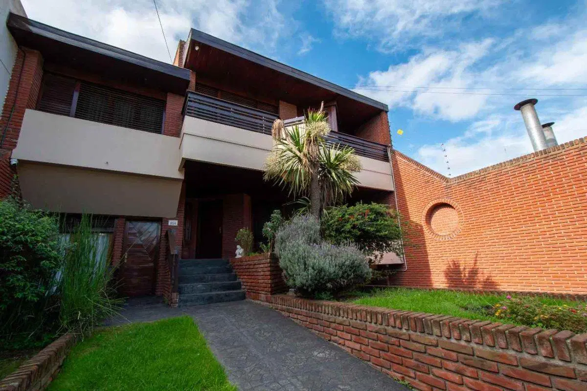 Casa 5 ambientes con patio y quincho Parque Luro 4