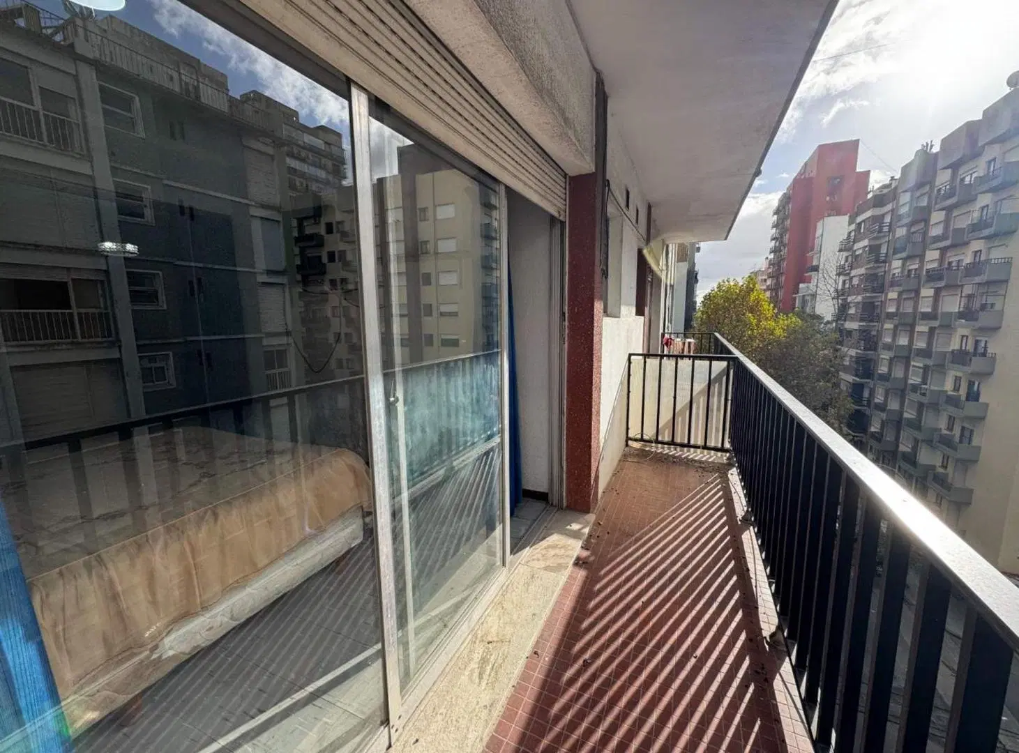 VENTA Monoambiente frente con balcon Plaza Colon 4