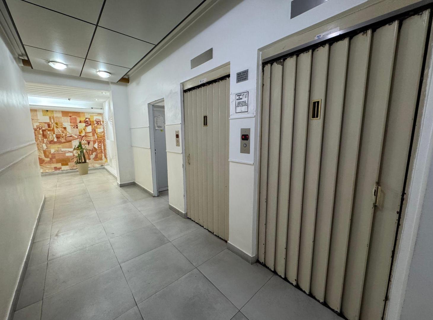 VENTA Monoambiente frente con balcon Plaza Colon