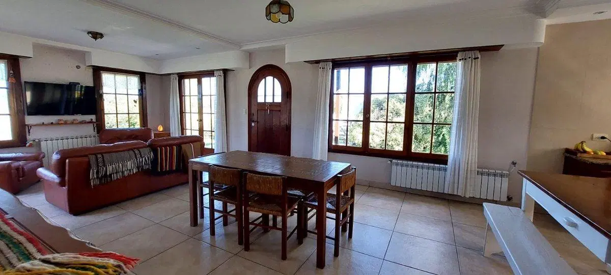 VENTA EXCELENTE CASA 4 AMB, QUINCHO Y PARQUE,VIDAL 5