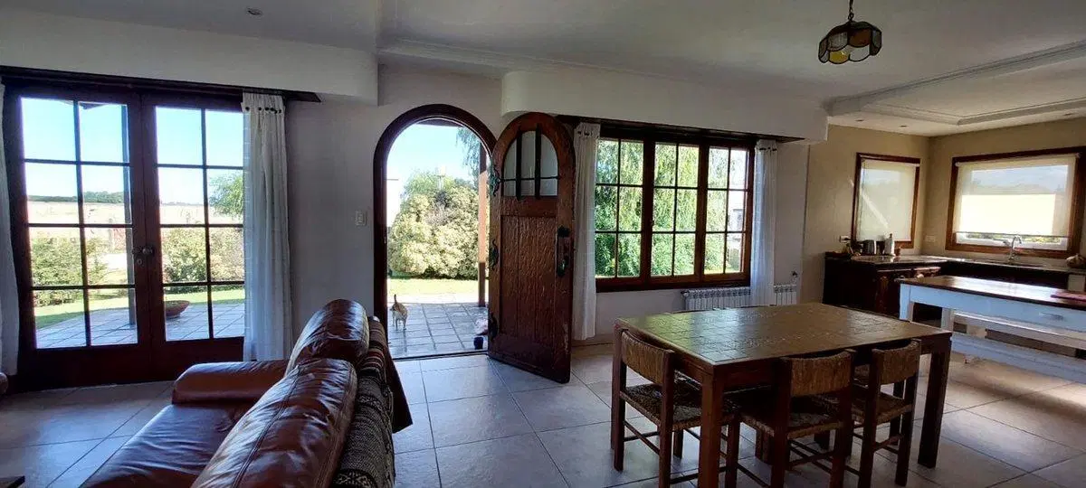 VENTA EXCELENTE CASA 4 AMB, QUINCHO Y PARQUE,VIDAL 3
