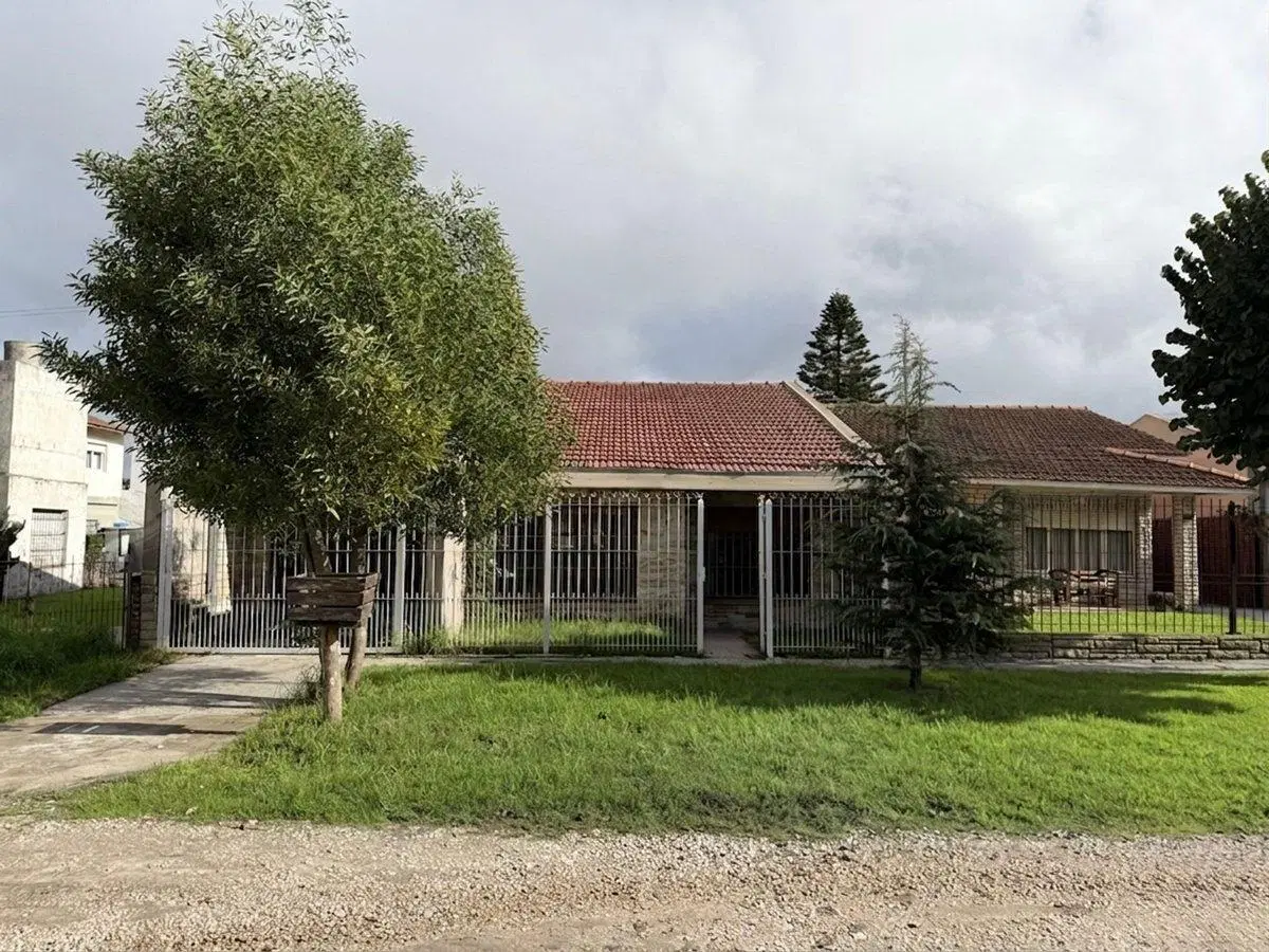 Casa 4 ambientes cochera y parque Punta Mogotes 4