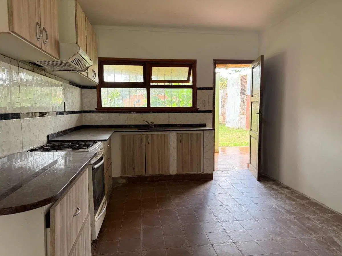 Casa 4 ambientes cochera y parque Punta Mogotes 8