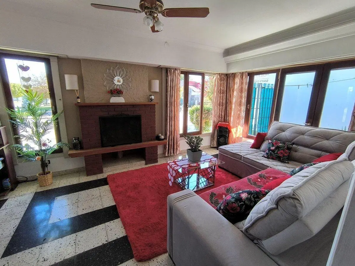 Venta Casa 5 ambientes Zona Parque Necochea 3