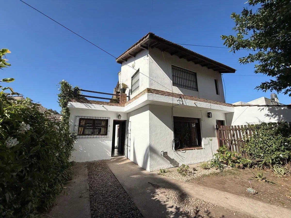 CASA 4 AMB CON JARDIN Y DEPTO 2 AMB INDEPENDIENTE 5