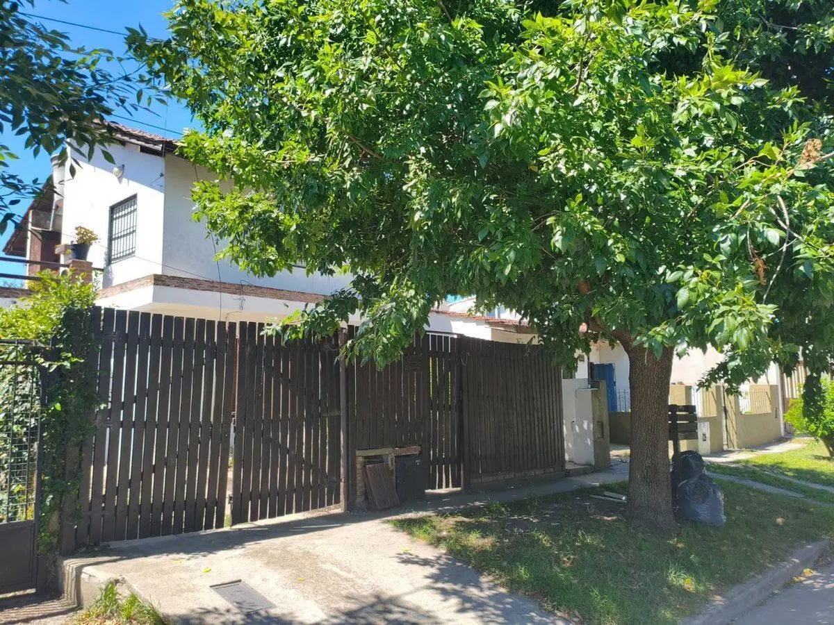 CASA 4 AMB CON JARDIN Y DEPTO 2 AMB INDEPENDIENTE 4