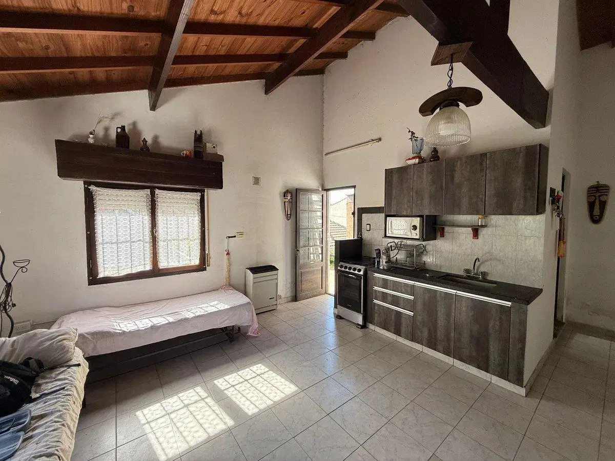 CASA 4 AMB CON JARDIN Y DEPTO 2 AMB INDEPENDIENTE 3
