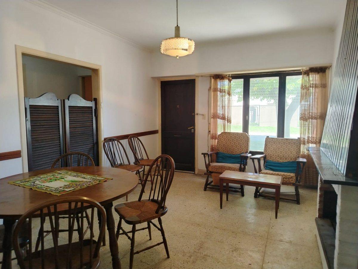 Venta casa 3 ambientes con patio y cochera Miramar