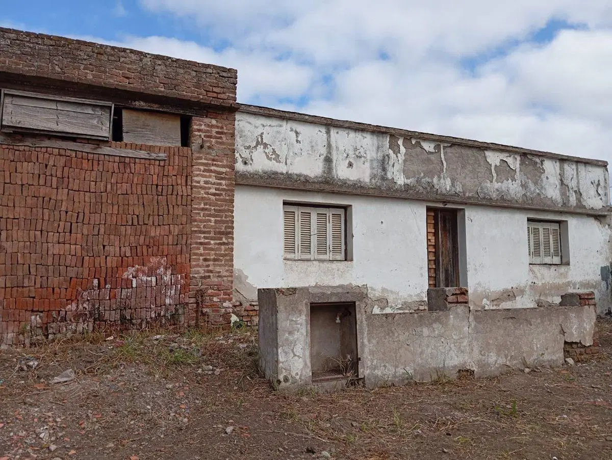 LOTE EN VENTA CON CONSTRUCCION A RECICLAR, BCE 3