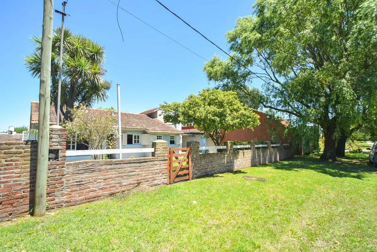 CASA 4 AMBIENTES CON PARQUE GARAGE SANTA CLARA 2