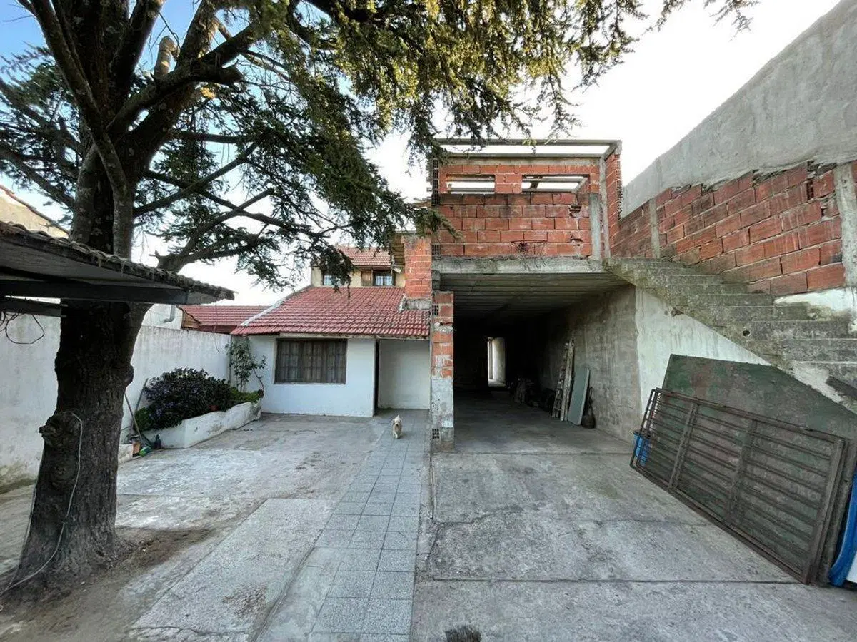 VENTA DE CASA 4 AMBIENTES  + DEPARTAMENTO MONOAMB 4