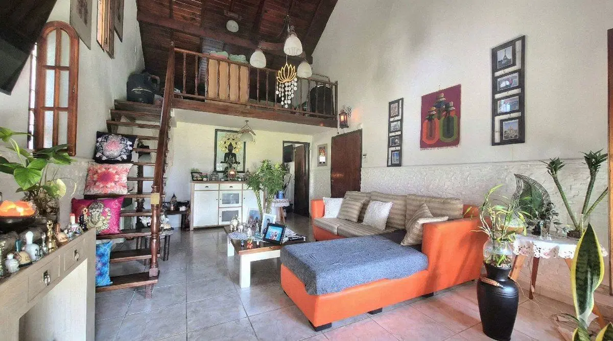 Chalet Tradicional con Quincho sobre Amplio Lote 2