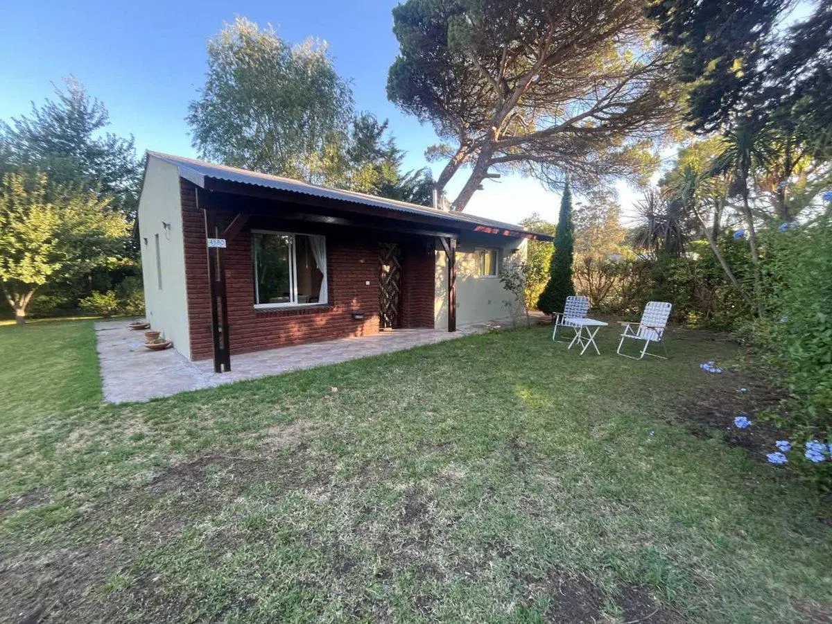 Casa 2 ambientes + lote parquizado. 4