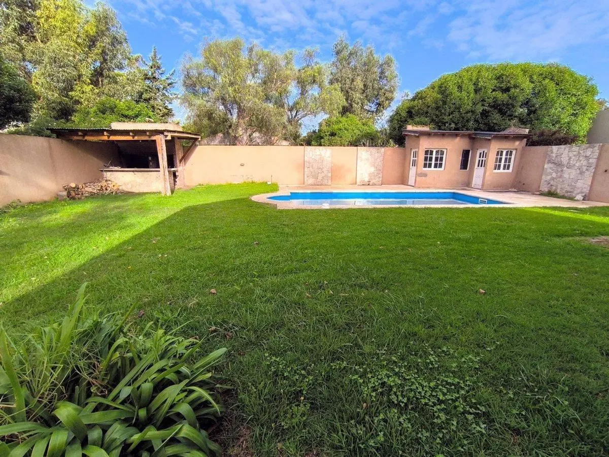 Venta Casa 3 ambientes c/pileta barrio Parque 2