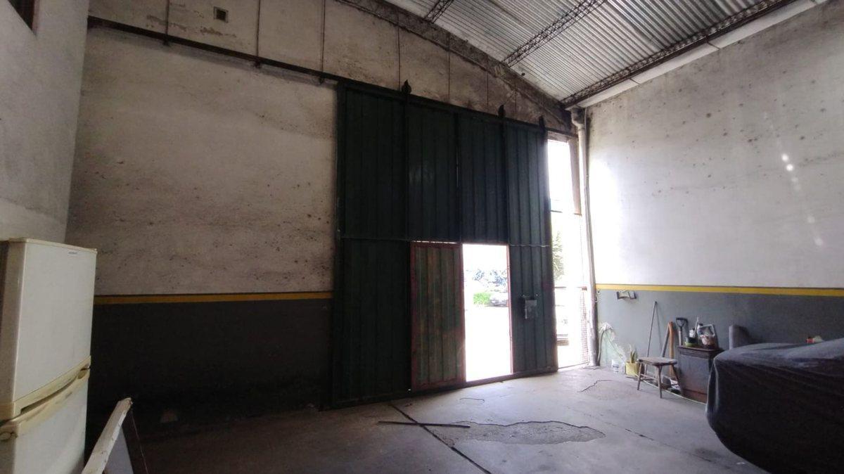 GALPON LOTE DE 230m2 EVALUA PERMUTA AUTOMOVIL