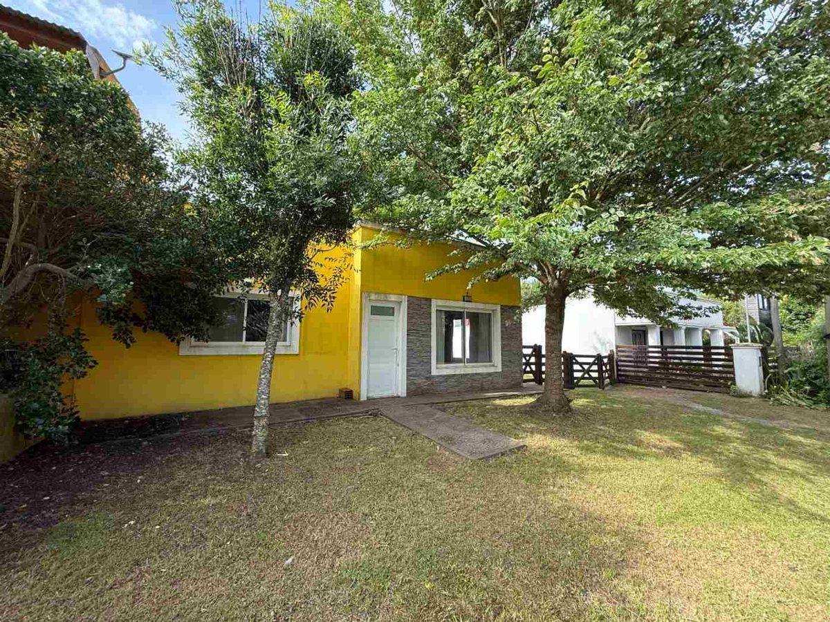 Casa 3 ambientes con gran parque