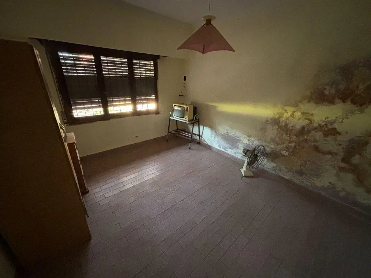 Lote con casa a reciclar Villa primera 4
