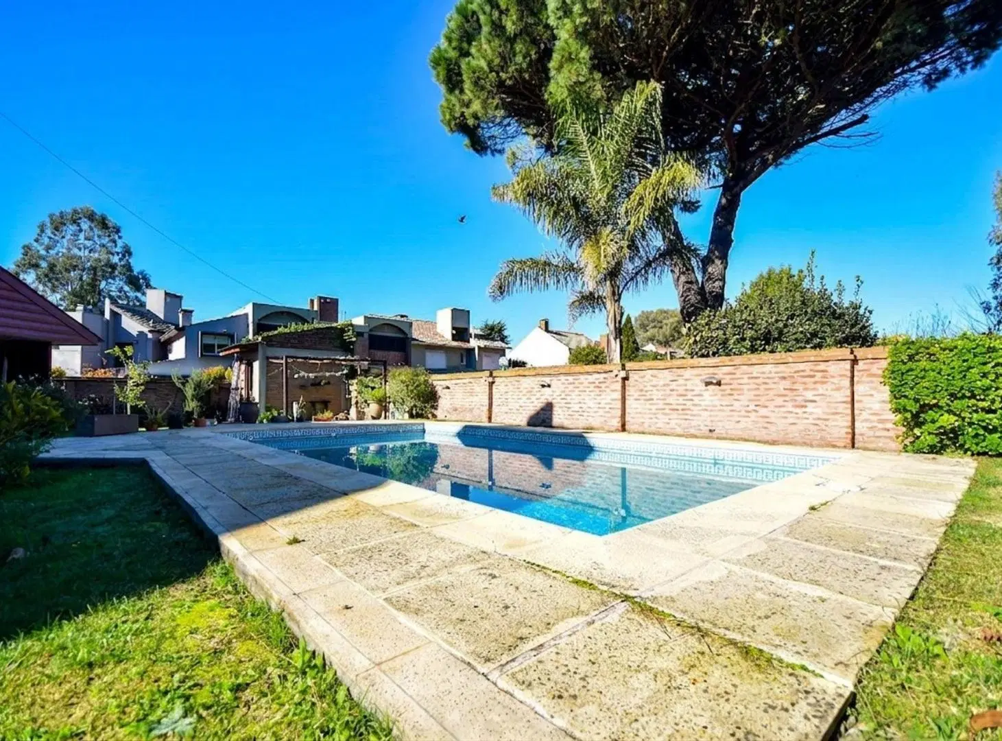 VENTA DE CASA 4 AMB DOBLE COCHERA,PARQUE Y PILETA 2
