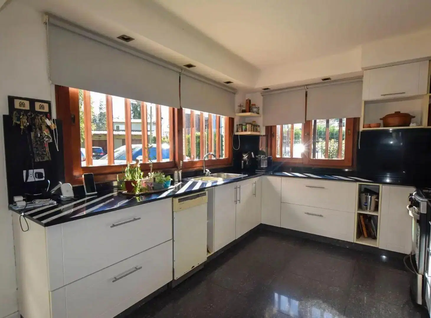 VENTA DE CASA 4 AMB DOBLE COCHERA,PARQUE Y PILETA 3