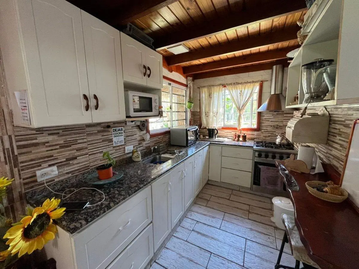 Casa en Colinas Verdes con pileta y 2 lotes 2