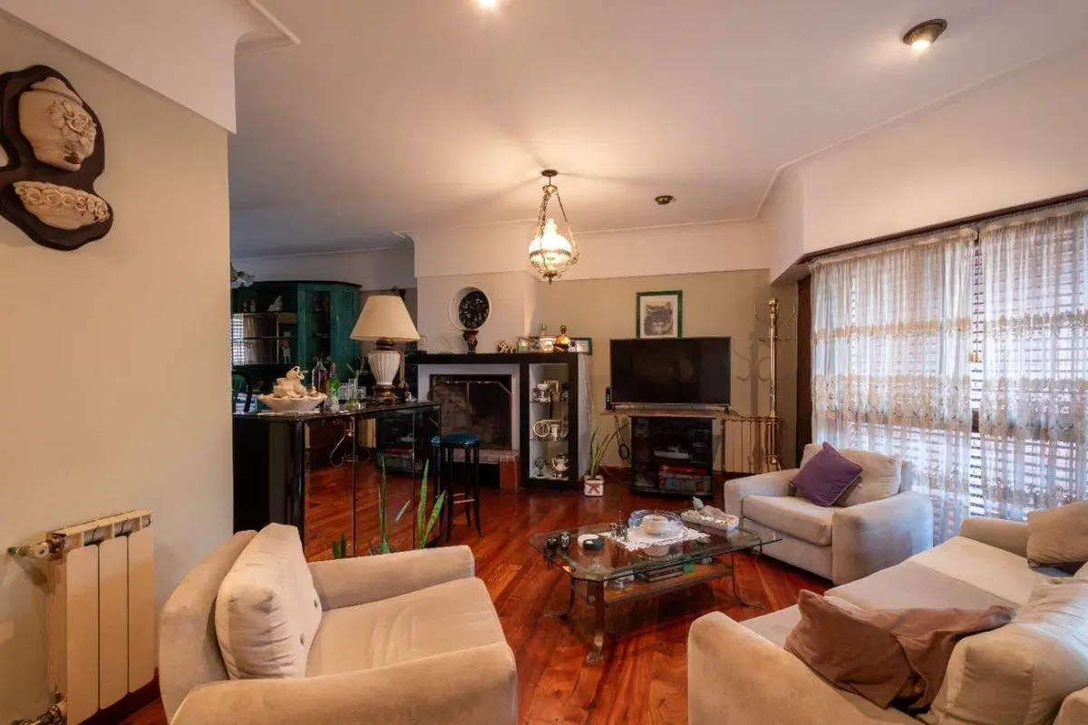 Casa 5 ambientes con patio y quincho Parque Luro 2