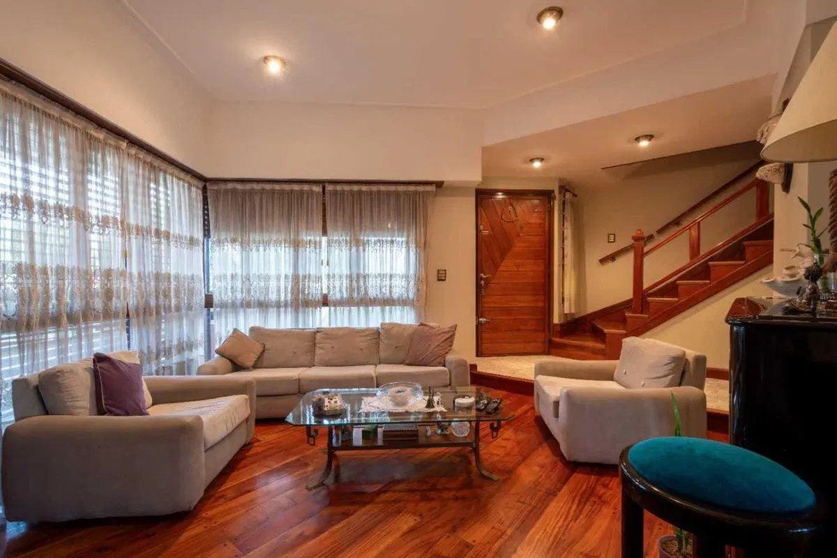 Casa 5 ambientes con patio y quincho Parque Luro 4