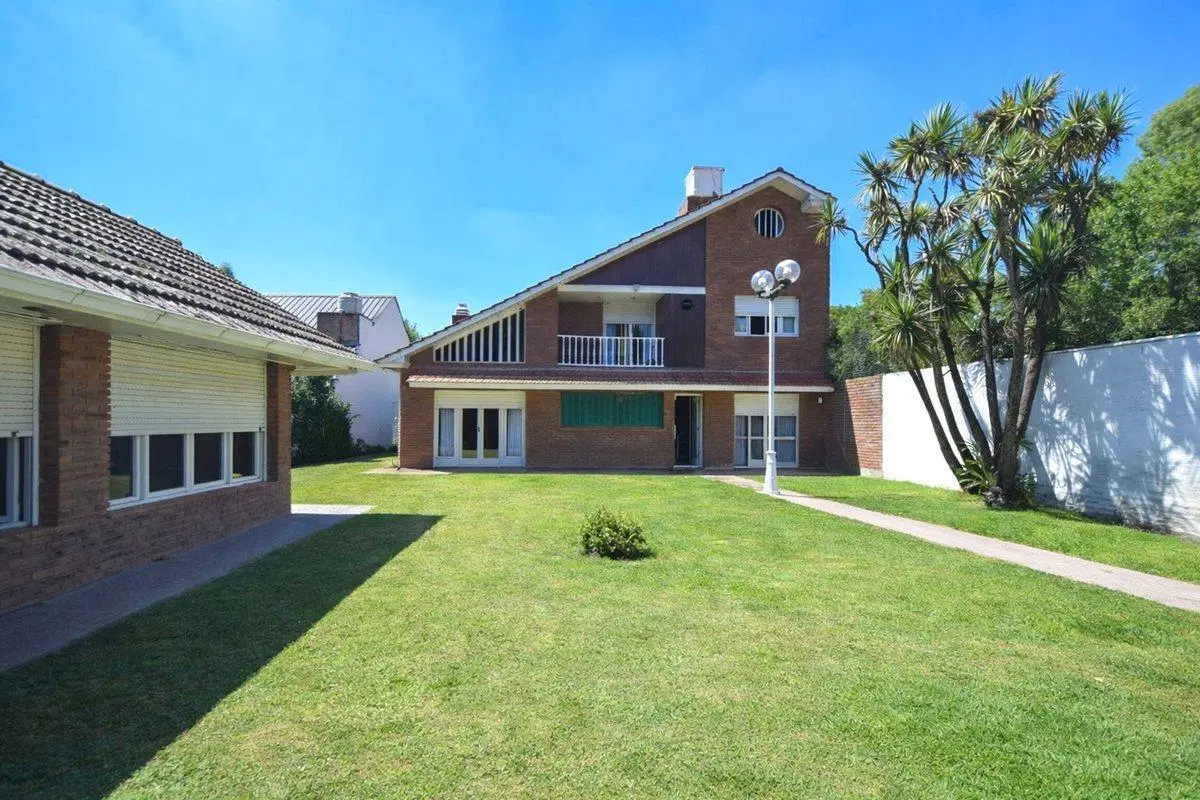 Venta casa 6 ambientes con parque y quincho 3