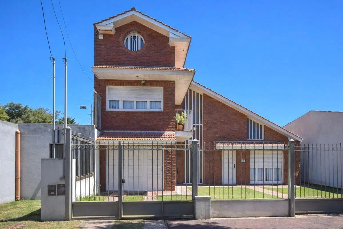 Venta casa 6 ambientes con parque y quincho 2