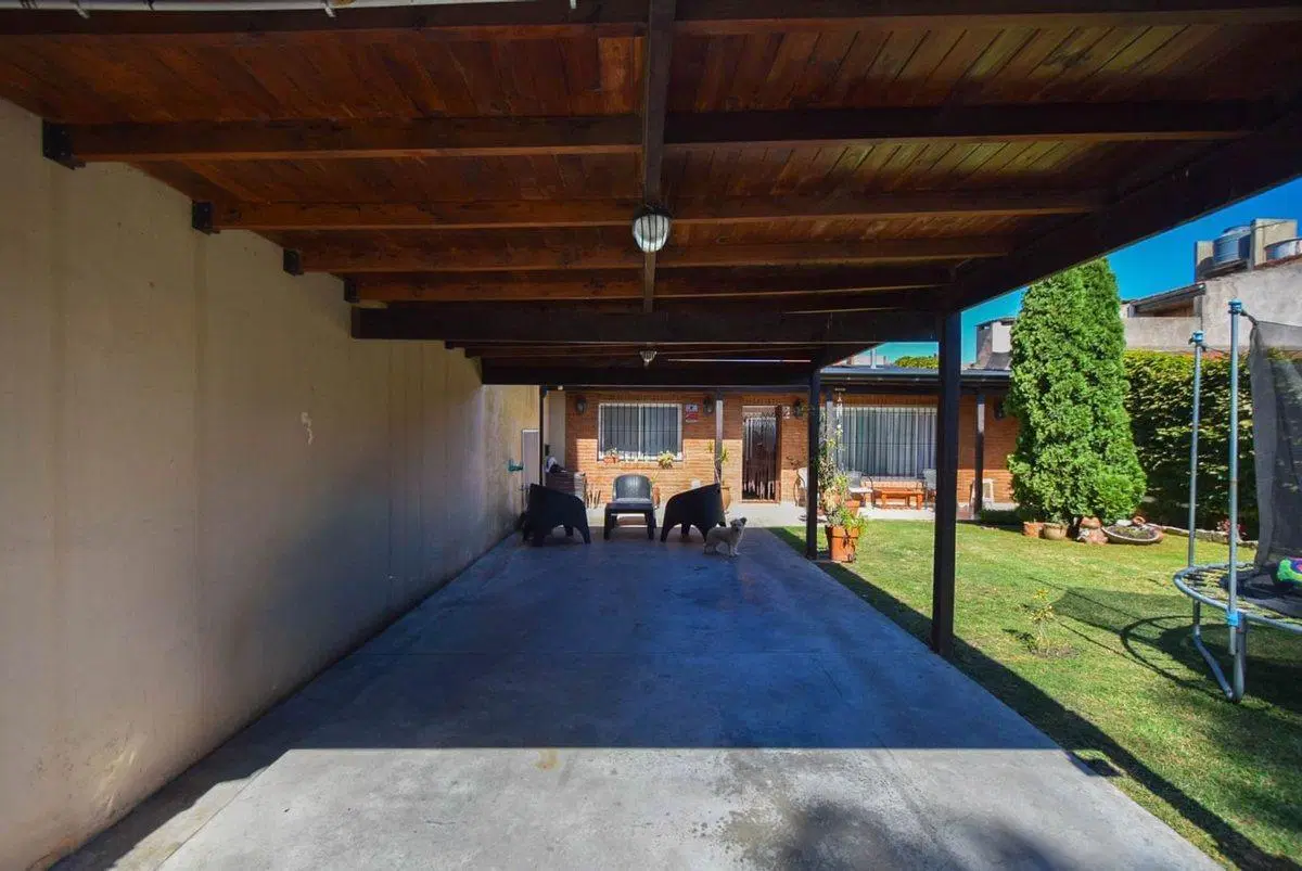 CASA 4 AMBIENTES CON GRAN PARQUE TOMA PERMUTA 3