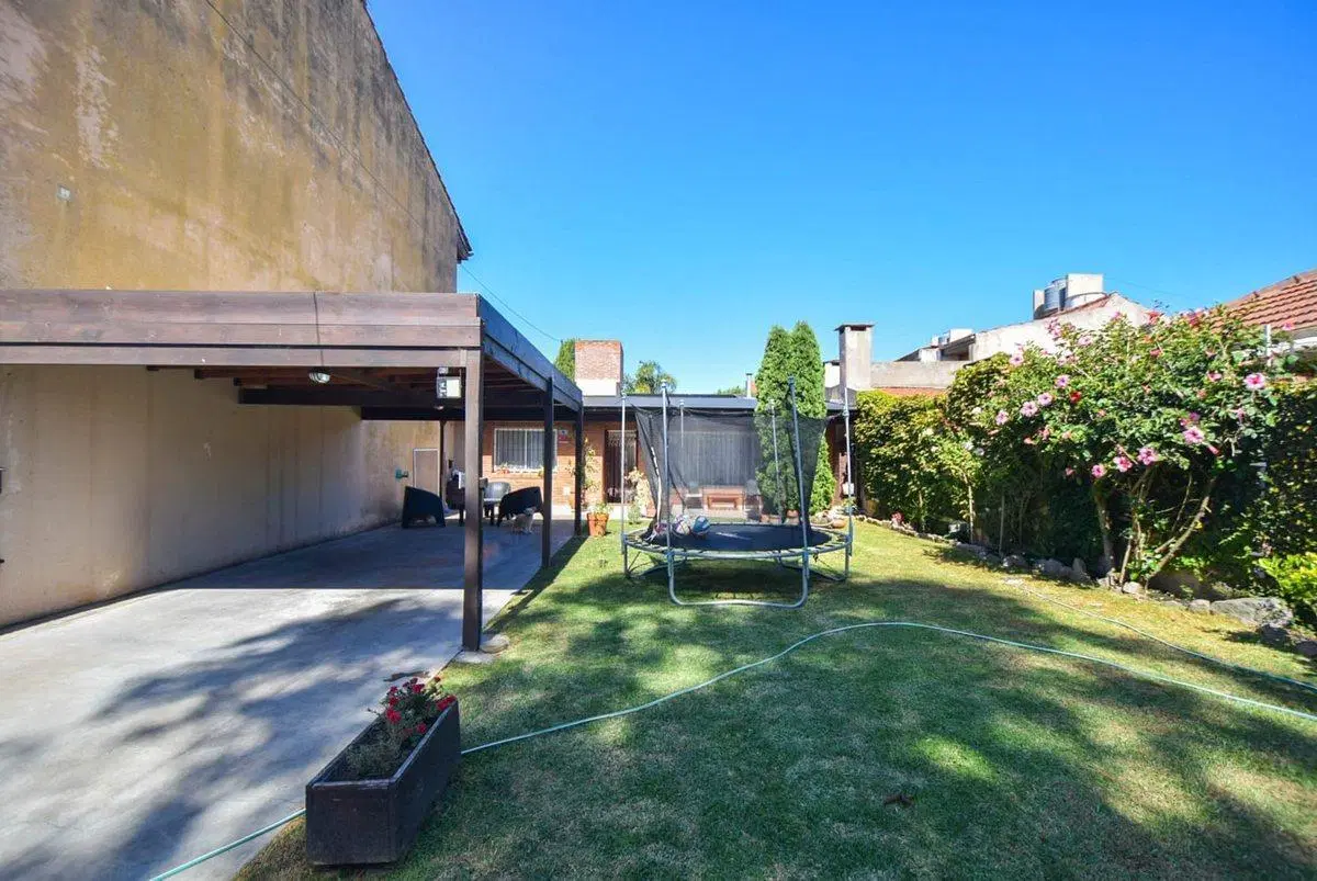 CASA 4 AMBIENTES CON GRAN PARQUE TOMA PERMUTA 2