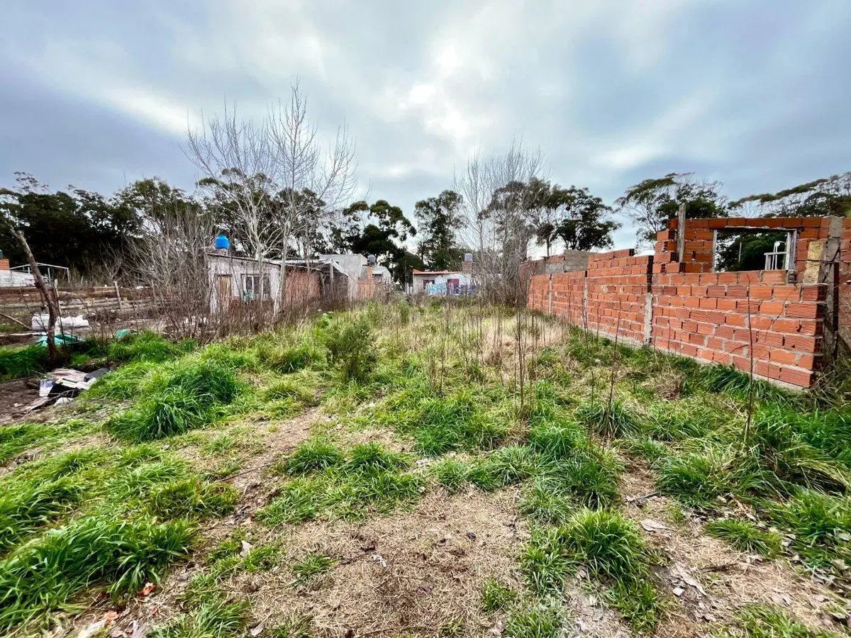 VENTA TERRENO CON CASA EN CONTRUCCIÓN / F.U.Camet 5