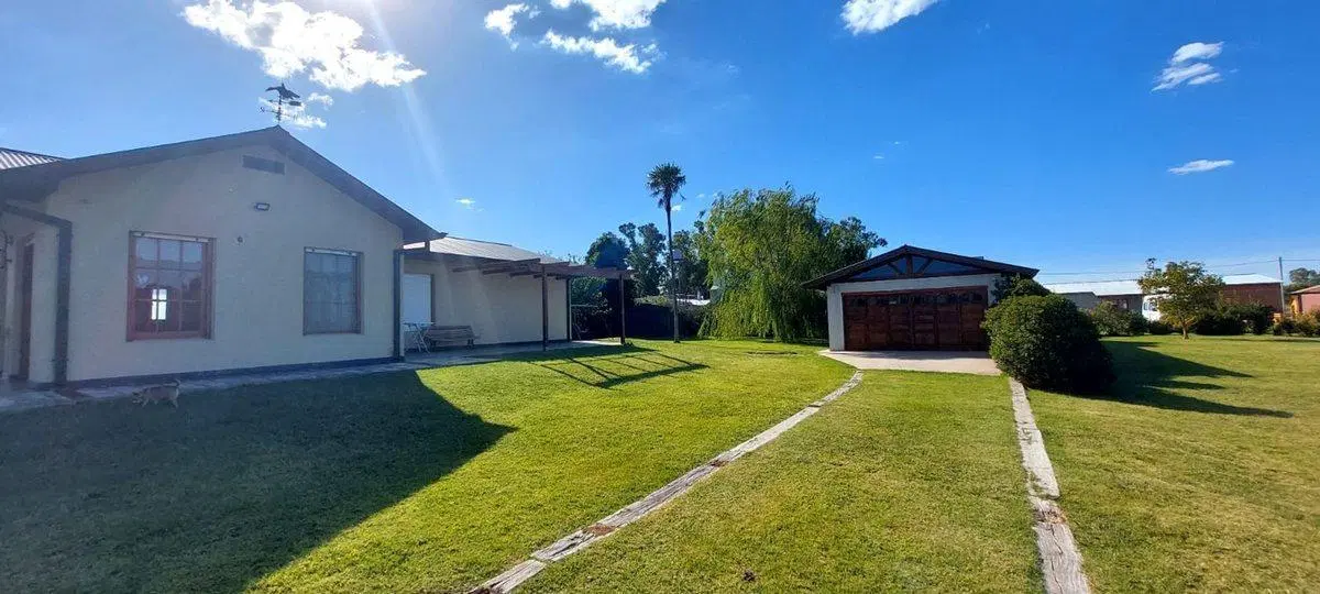 VENTA EXCELENTE CASA 4 AMB, QUINCHO Y PARQUE,VIDAL 5